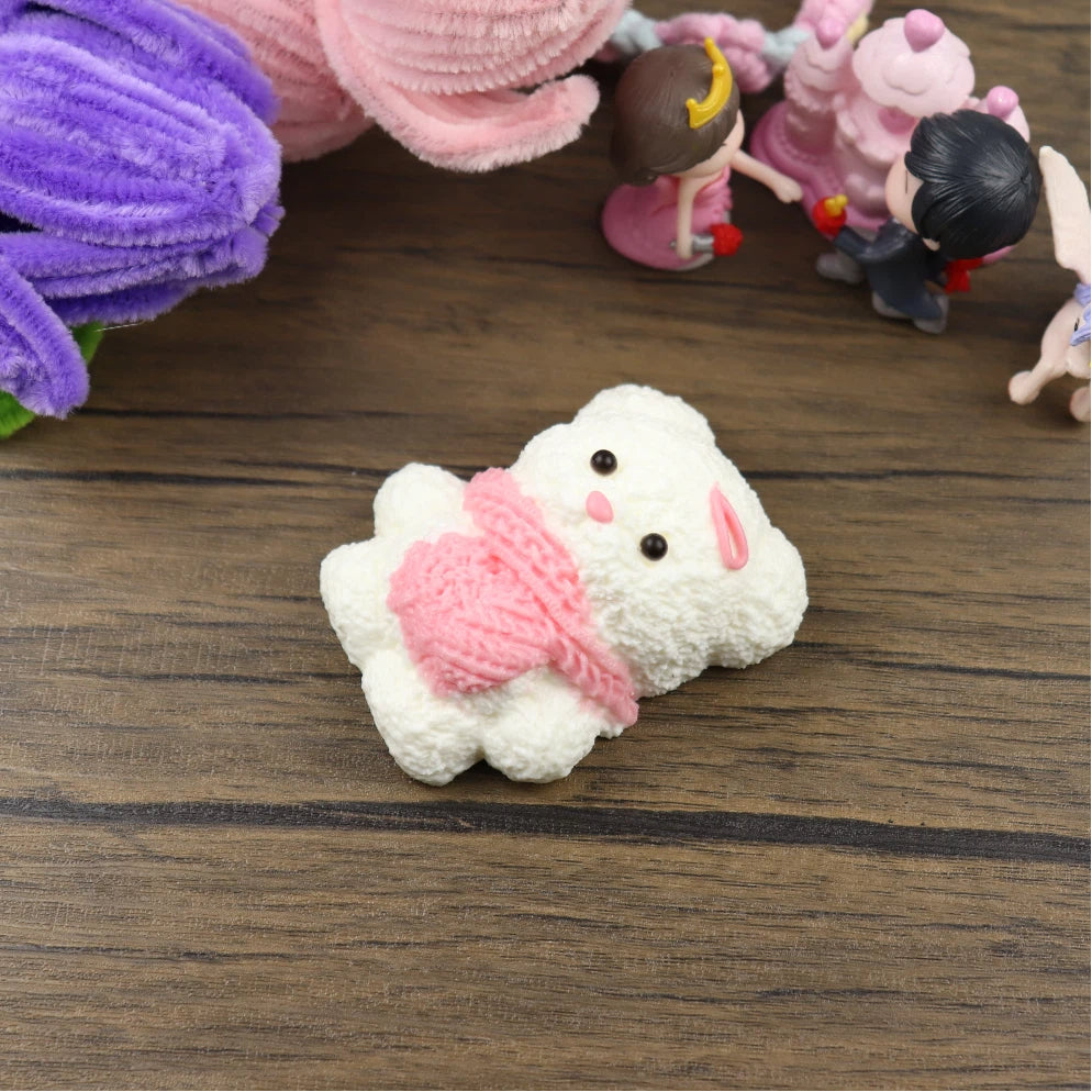 Letssquishy Taba スクイーズ：スカーフとヘアピンをつけたピンクのクマ – 手作りシリコンスクイーズフィジェットトイ