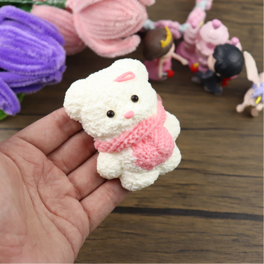 Letssquishy Taba スクイーズ：スカーフとヘアピンをつけたピンクのクマ – 手作りシリコンスクイーズフィジェットトイ