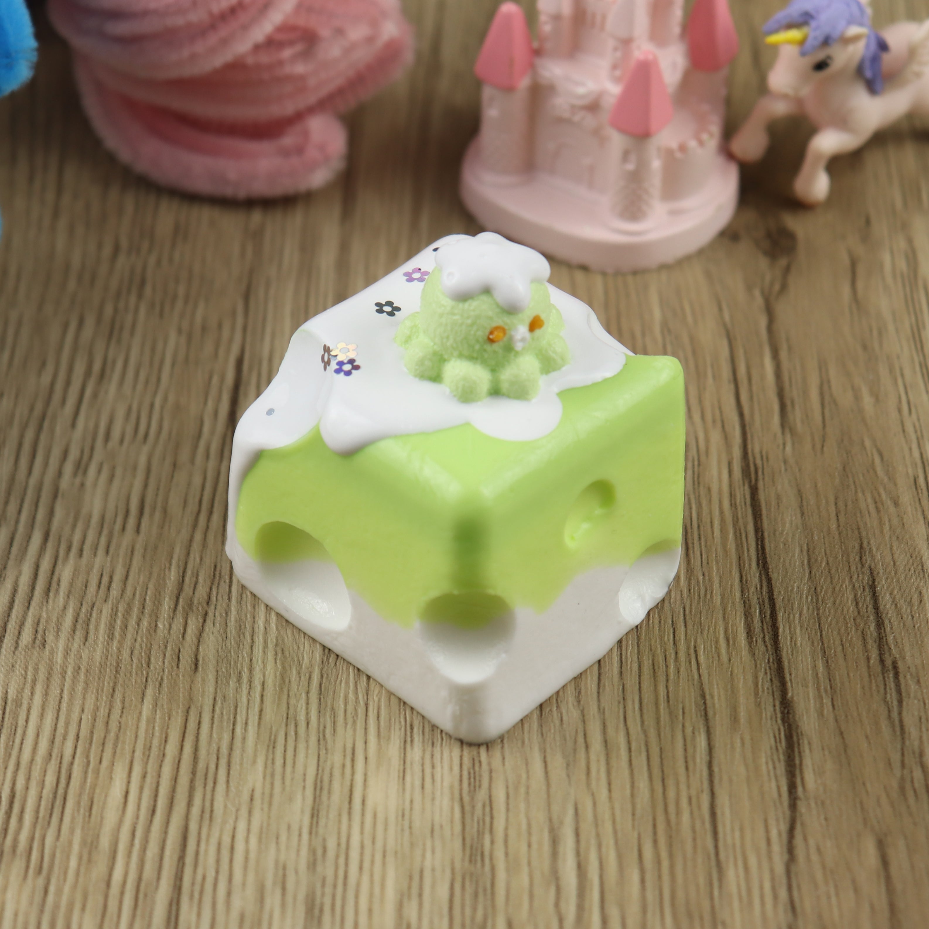 Letssquishy Taba Squishy: 小さなタコのグリーンチーズケーキ – 手作りシリコンデザートフィジェットトイ
