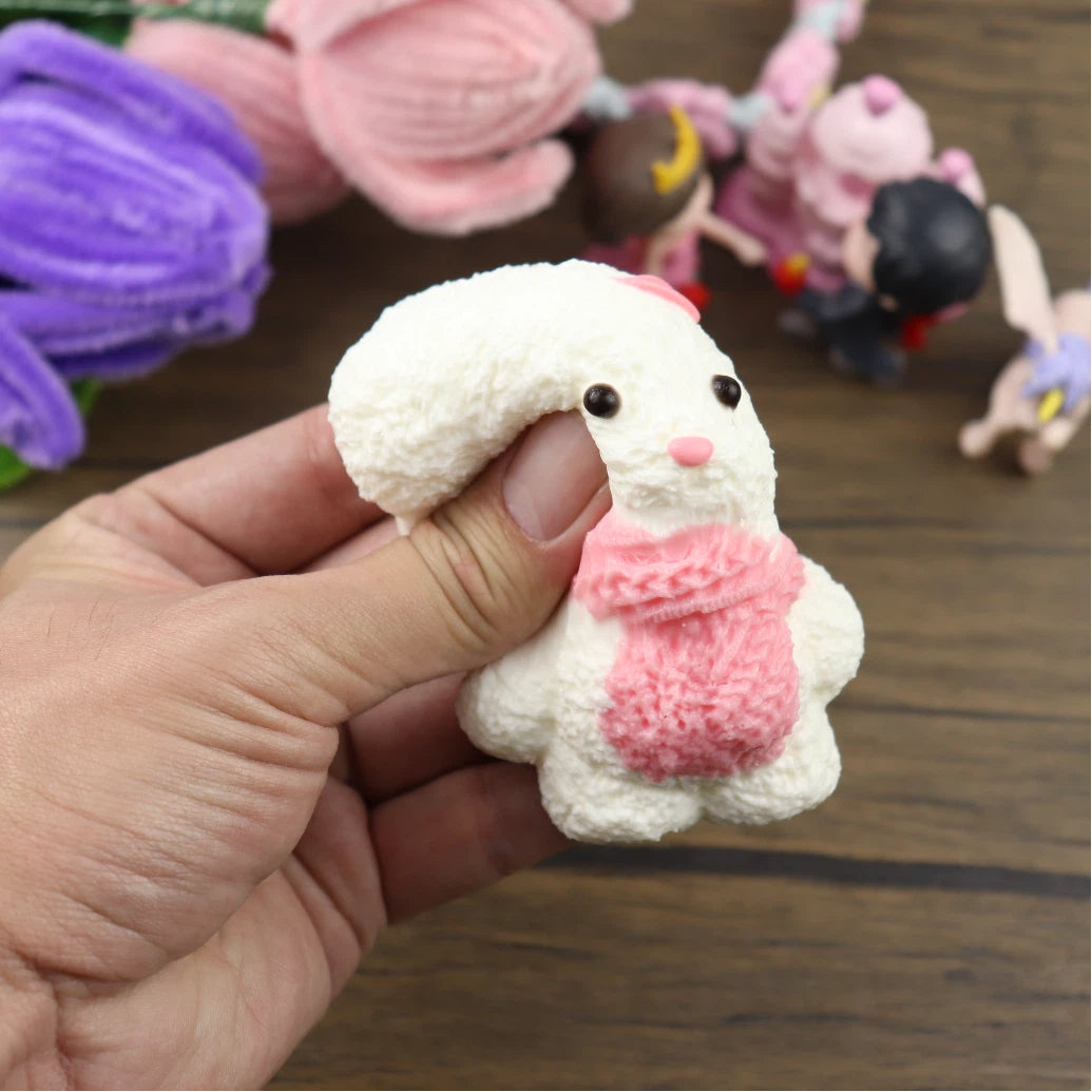 Letssquishy Taba スクイーズ：スカーフとヘアピンをつけたピンクのクマ – 手作りシリコンスクイーズフィジェットトイ