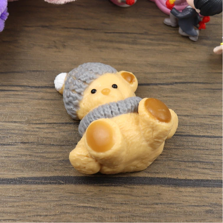 Letssquishy Taba スクイーズ：グレーの帽子をかぶったテディベア – 手作りシリコンスクイーズフィジェットトイ