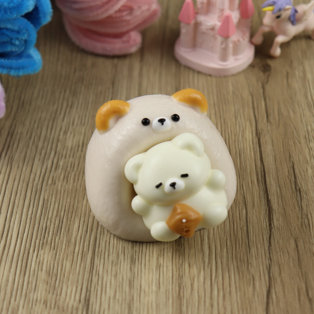 Letssquishy Taba スクイーズ ソファで眠るクマ – 手作りシリコンデザートフィジェットトイ