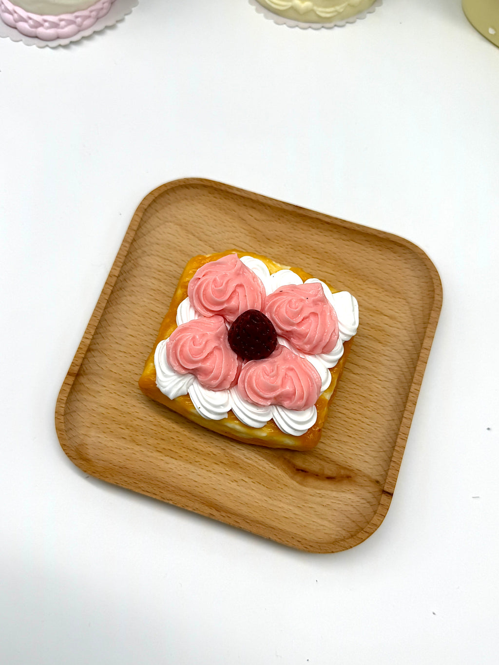 Letssquishy Taba スクイーズ ピンクローズクリームワッフル – リアルなシリコン製デザートフィジェットトイ
