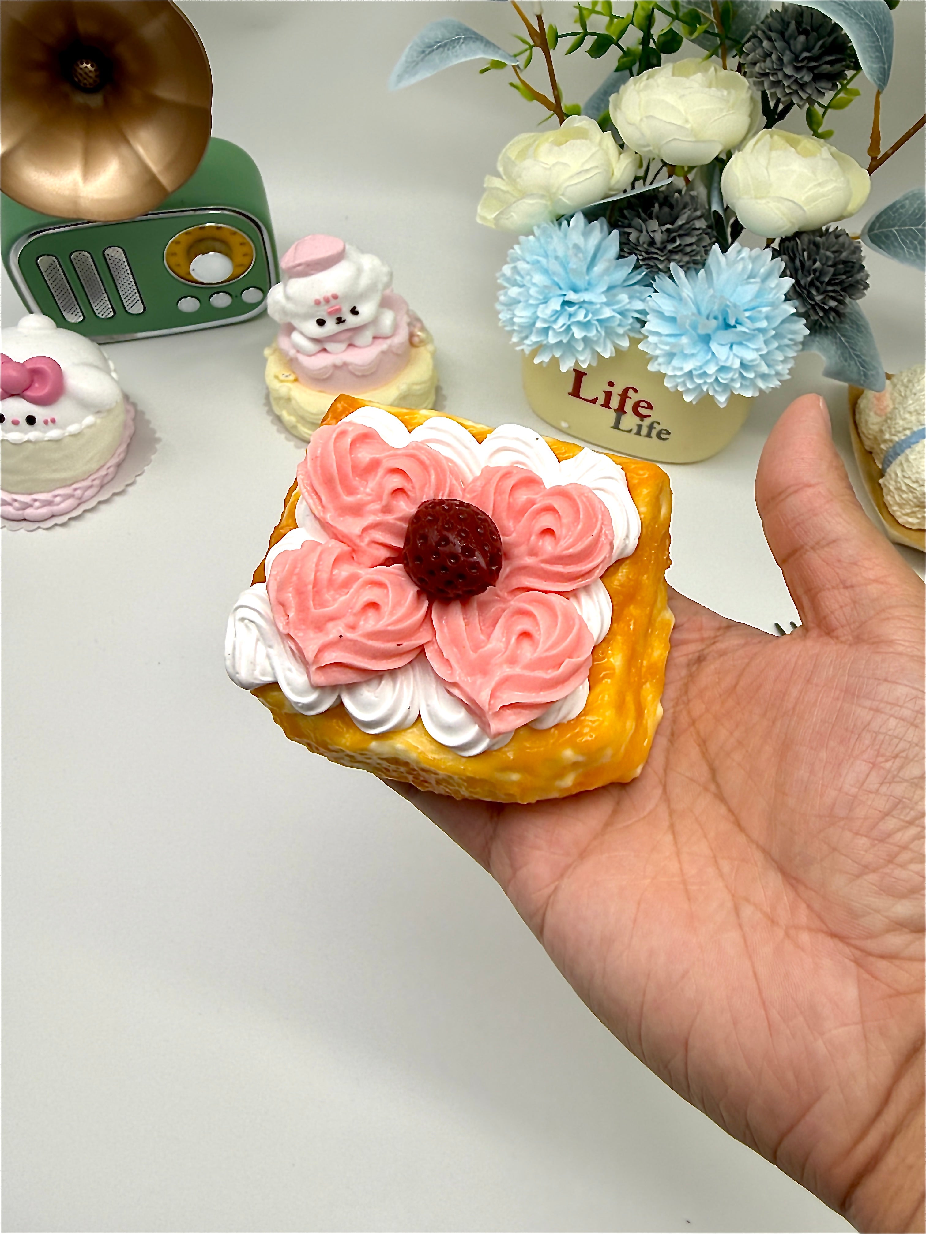 Letssquishy Taba スクイーズ ピンクローズクリームワッフル – リアルなシリコン製デザートフィジェットトイ