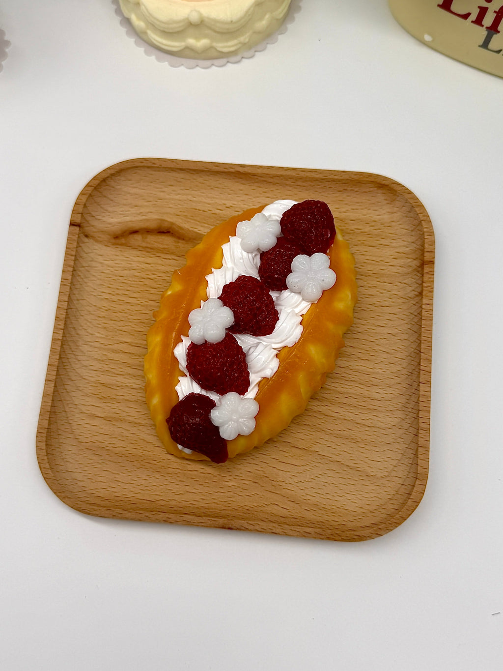 Letssquishy Taba スクイーズ ストロベリークリーム ワッフルオムレツ – リアルなソフトシリコン製デザートフィジェットトイ