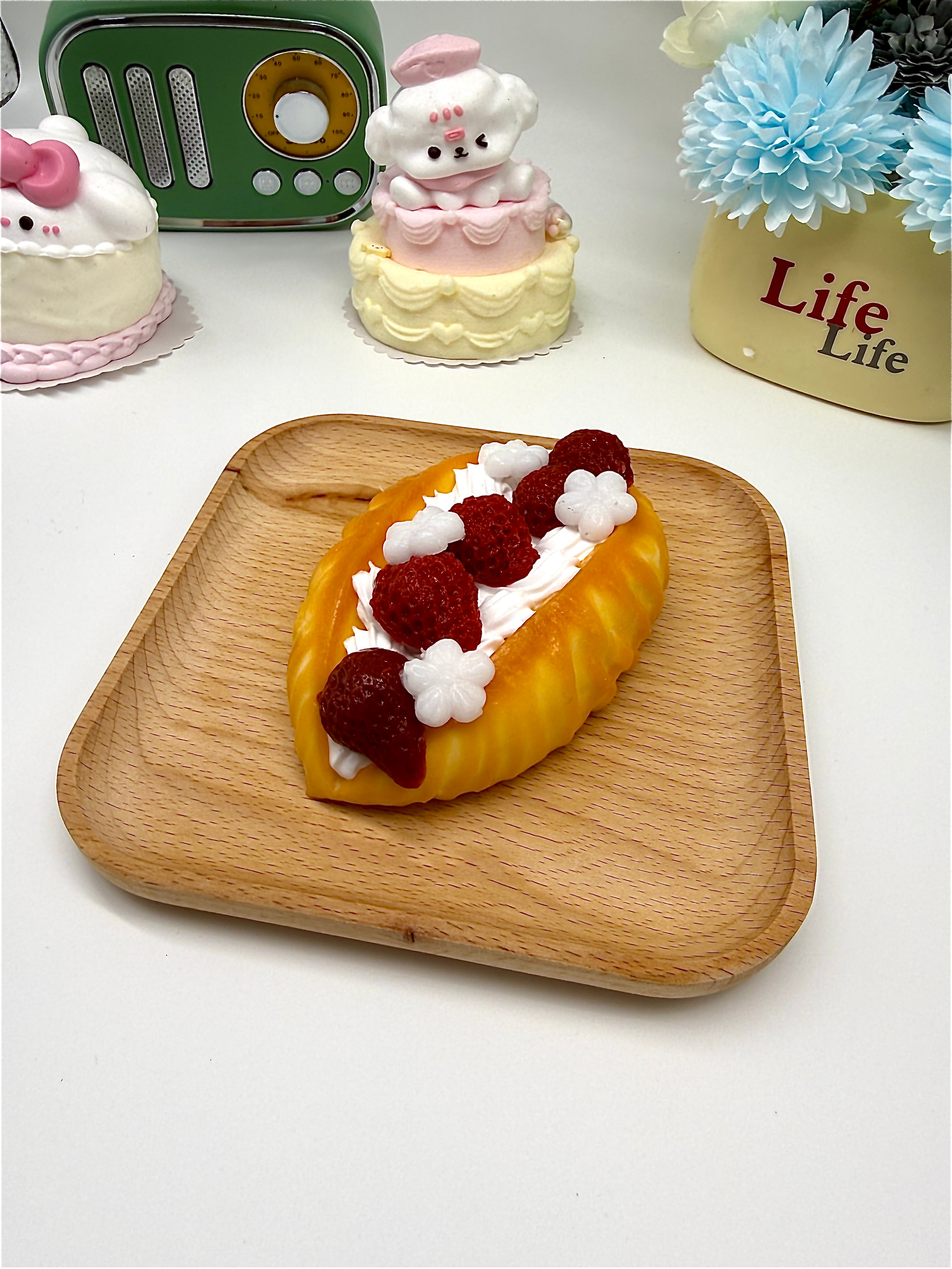 Letssquishy Taba スクイーズ ストロベリークリーム ワッフルオムレツ – リアルなソフトシリコン製デザートフィジェットトイ