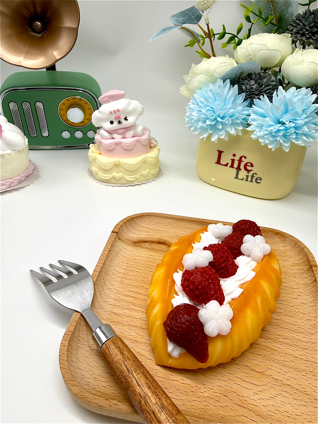 Letssquishy Taba スクイーズ ストロベリークリーム ワッフルオムレツ – リアルなソフトシリコン製デザートフィジェットトイ