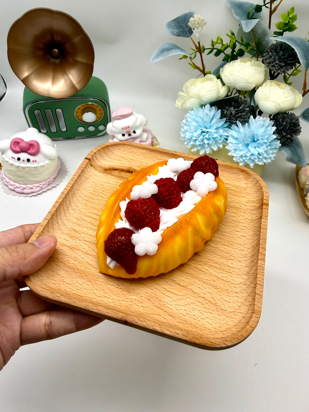 Letssquishy Taba スクイーズ ストロベリークリーム ワッフルオムレツ – リアルなソフトシリコン製デザートフィジェットトイ