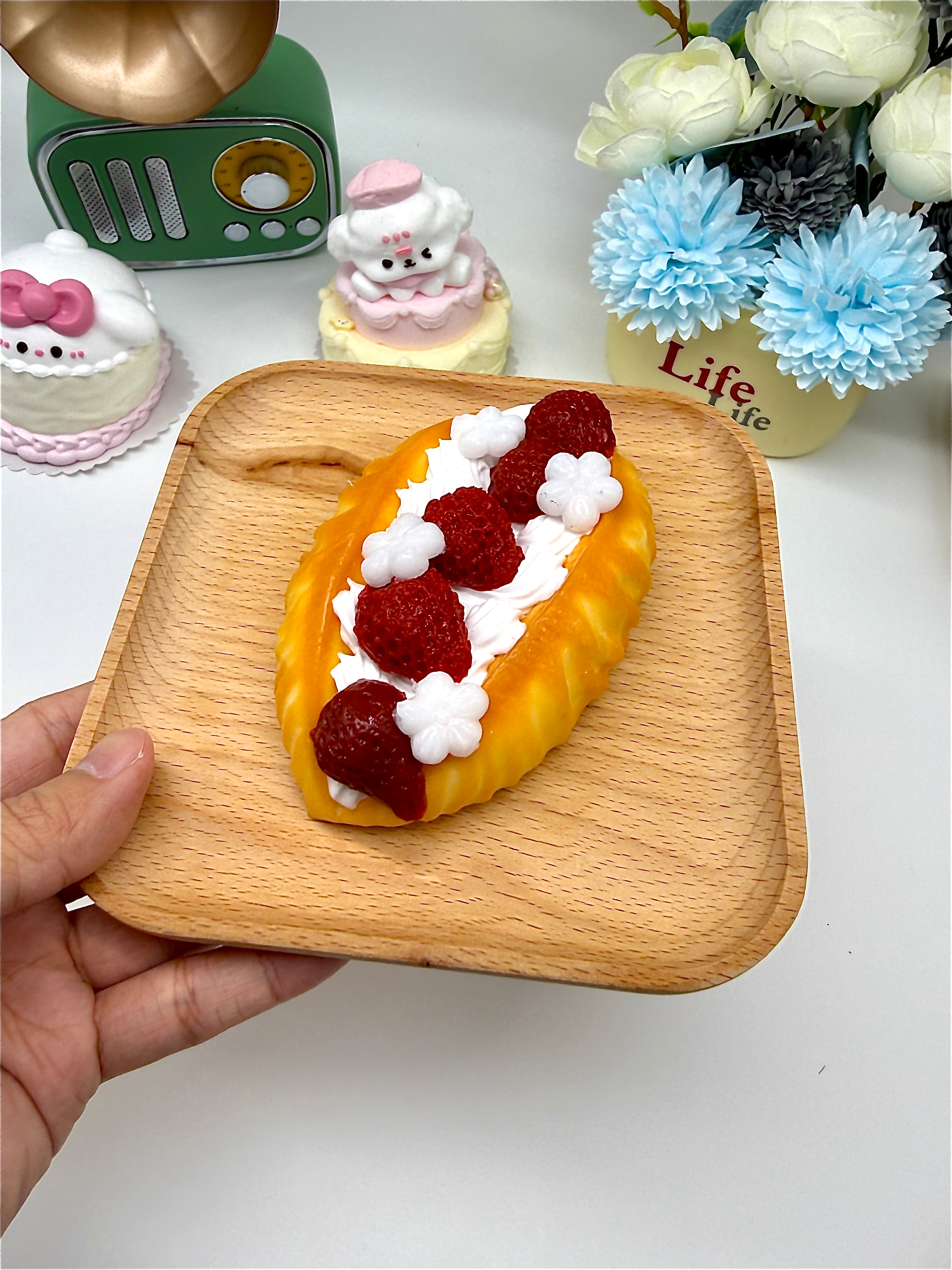 Letssquishy Taba スクイーズ ストロベリークリーム ワッフルオムレツ – リアルなソフトシリコン製デザートフィジェットトイ