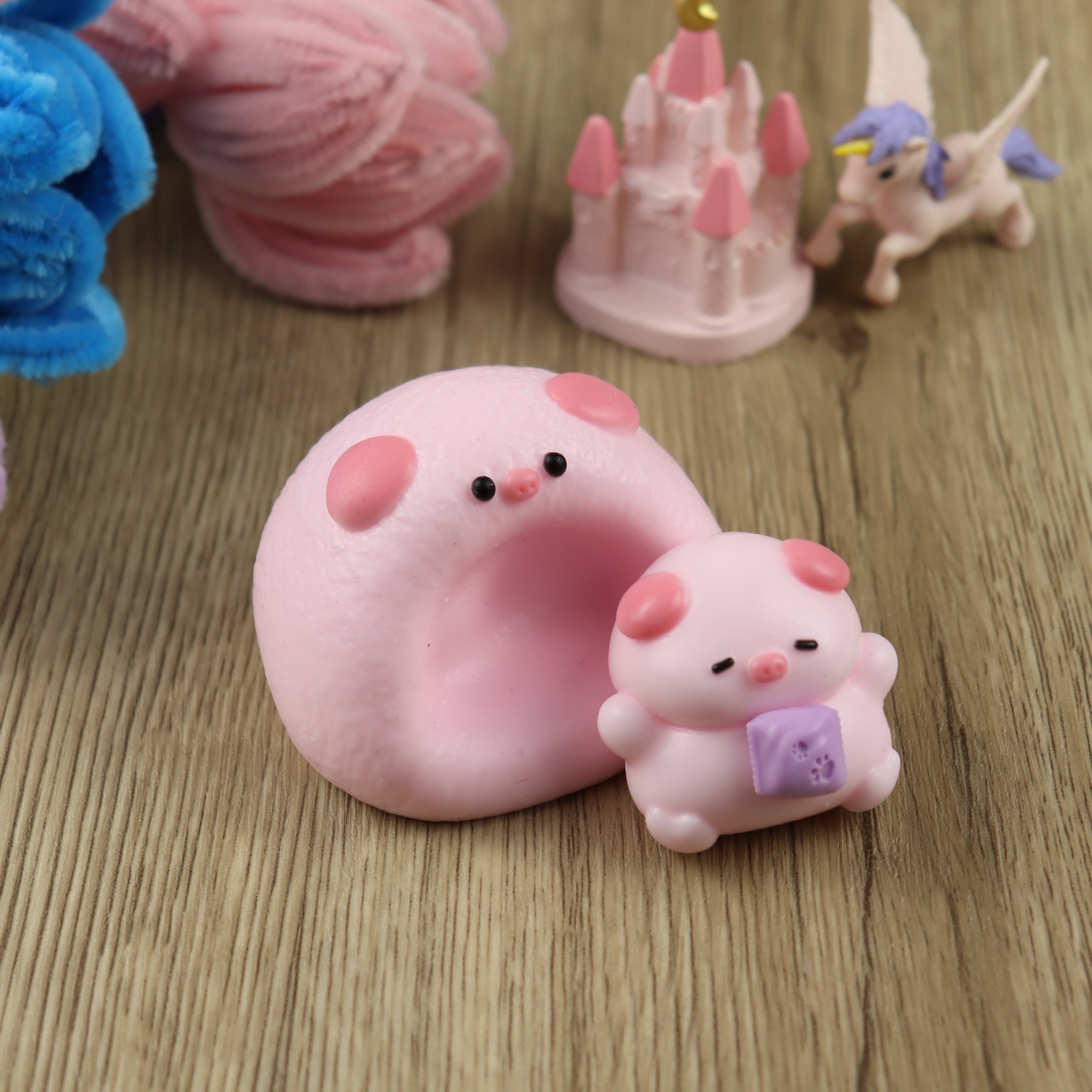 Letssquishy Taba スクイーズィー 愛らしい小さなソファとピンクのブタのかわいい装飾フィギュア