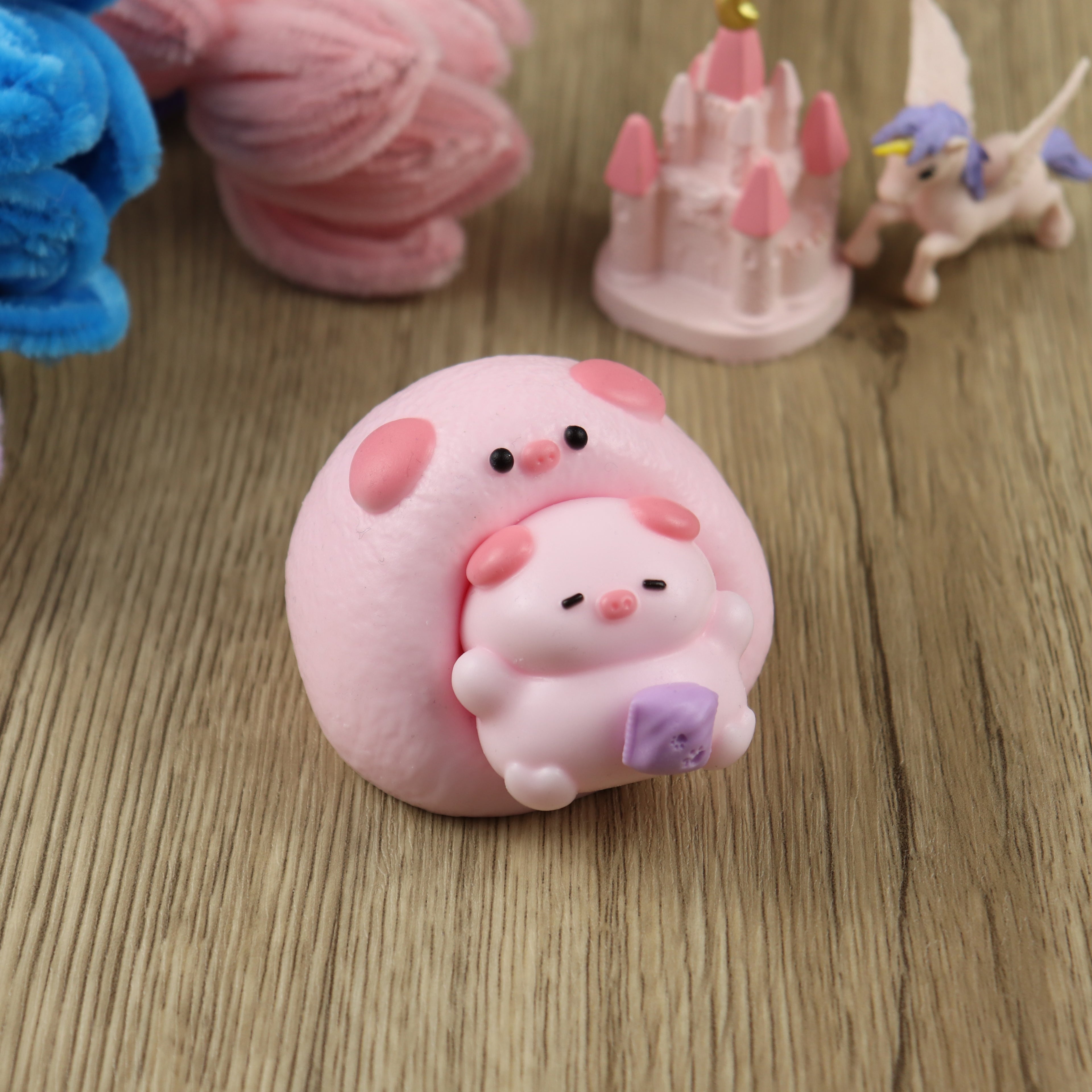 Letssquishy Taba スクイーズィー 愛らしい小さなソファとピンクのブタのかわいい装飾フィギュア