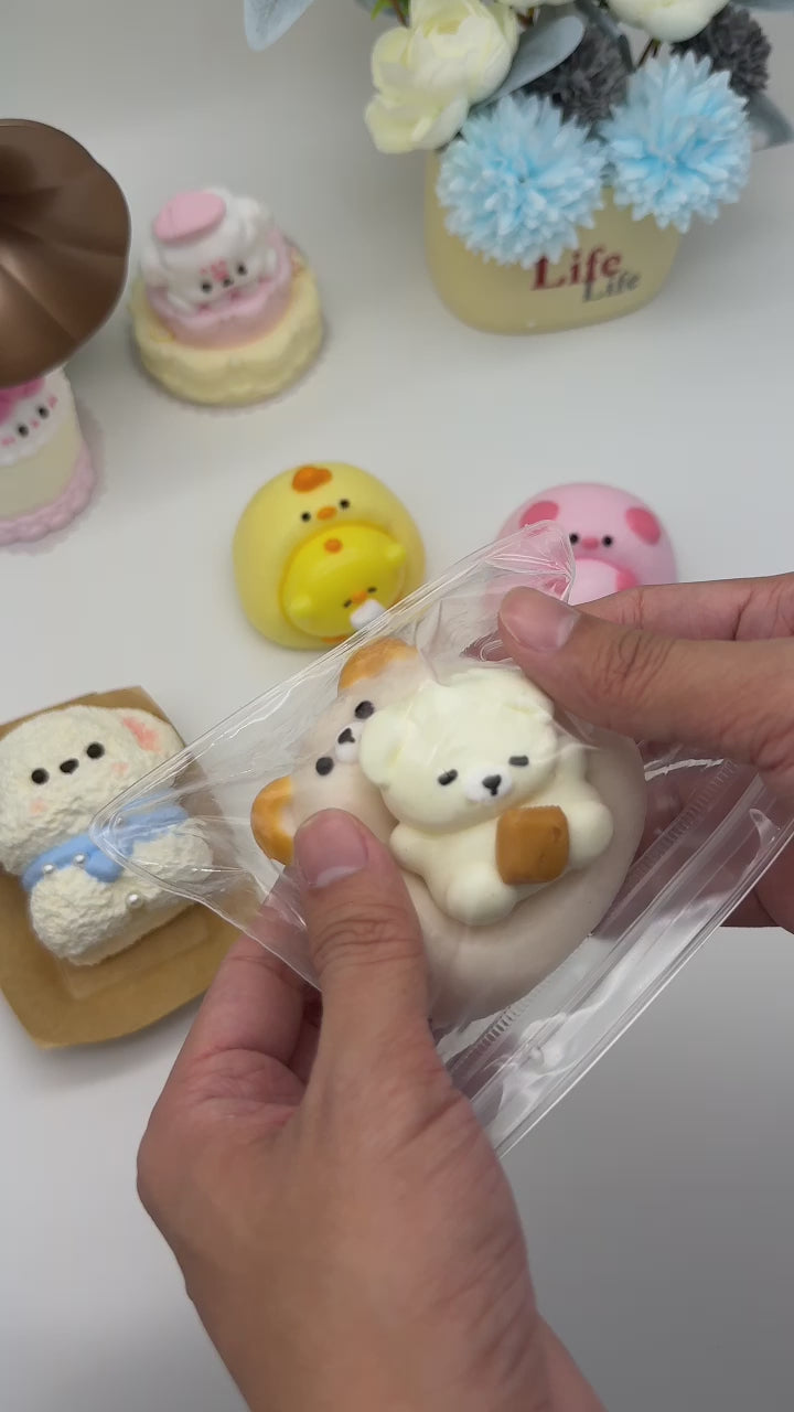 Letssquishy Taba スクイーズ ソファで眠るクマ – 手作りシリコンデザートフィジェットトイ