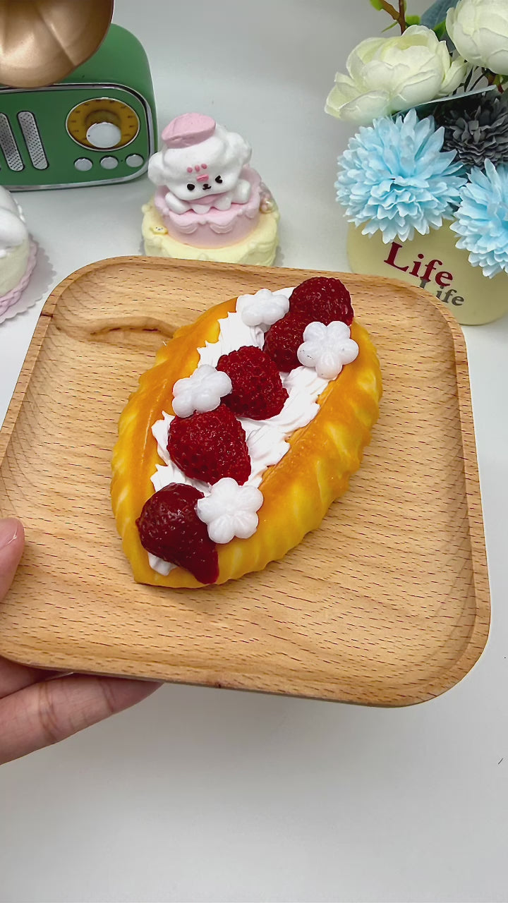 Letssquishy Taba スクイーズ ストロベリークリーム ワッフルオムレツ – リアルなソフトシリコン製デザートフィジェットトイ